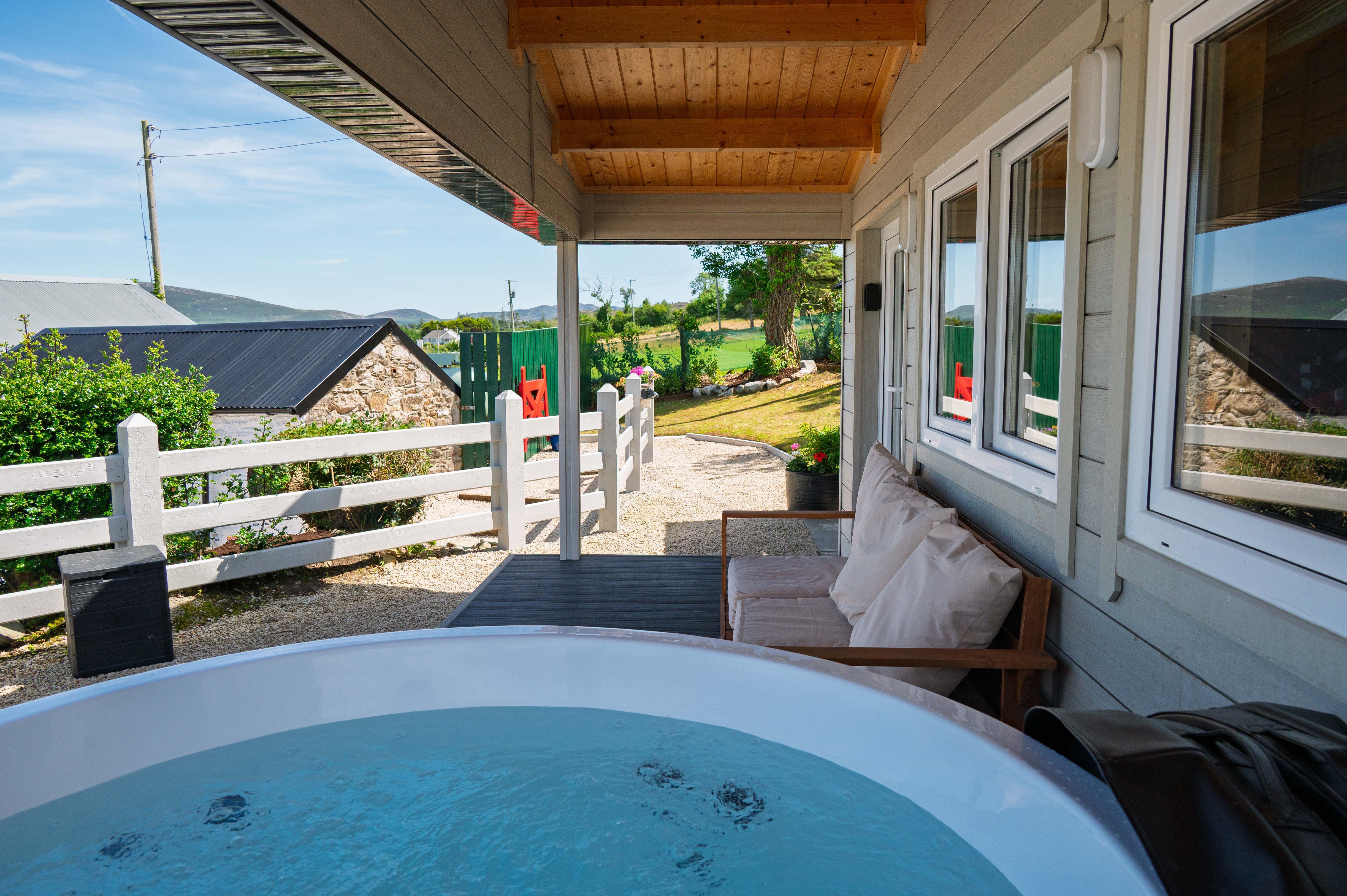A cabin’s private hot tub for after the round